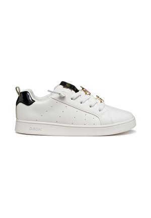 Baskets blanches avec un design perforé, accents en vernis noir, fermeture à lacets, détails en métal doré et semelle en caoutchouc. Logo de la marque affiché.