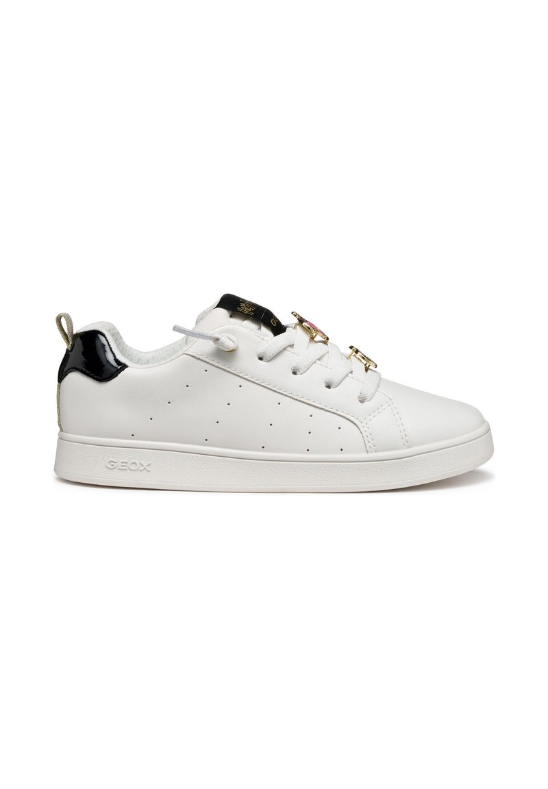 Witte sneakers met geperforeerd ontwerp, zwarte lakaccenten, vetersluiting, gouden hardware-details en rubberen zool. Merkenlogo weergegeven.