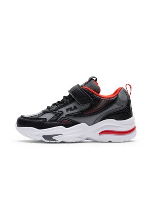 Scarpa da ginnastica Fila nera e grigia con rivestimento interno rosso, suola bianca, strap in velcro e tirante sul tallone, vista di lato su sfondo bianco.