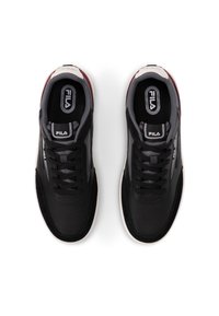 Černé tenisky s síťovaným a koženým svrškem, šněrování na přední straně, polstrovaný límec, stříbrné akcenty a bílá mezipodešev. Výrazná perforovaná textura.