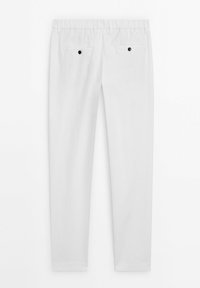 Weiße Hose mit elastischem Bund, zwei Gesäßtaschen mit schwarzen Knöpfen, glattes Material, taillierte Form und gerader Schnitt.