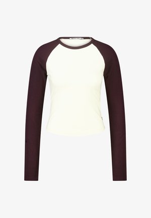 Langemouwen raglan T-shirt met donkerpaarse mouwen en kraag, en een wit lichaam, afgebeeld op een witte achtergrond.