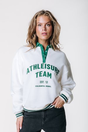 Bluza de fleece albă cu detalii verzi, având un guler polo, manșete striate și inscripția „ATHLEISURE TEAM” pe față.
