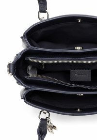 Tamsiai mėlyna odinė rankinė su keliais skyreliais, sidabro spalvos užtrauktukais ir detale, minkšta vidine medžiaga ir nuimama dirželiu.