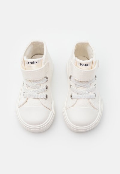 Witte hoge sneakers van canvas materiaal, rubberen zool en vetersluiting. Voorzien van een gewatteerde kraag en het 'Polo' logo op de tong.