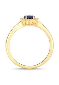 Bague en or avec une pierre précieuse bleue centrale, entourée de petites pierres claires dans un paramètre décoratif. Bande lisse et polie.