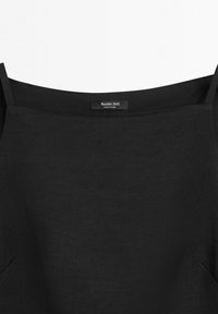 Robe noire sans manches à encolure carrée avec fines bretelles et étiquette "Massimo Dutti Made in China" au niveau du col.