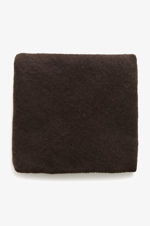 Brunt filt tæppe med en blød tekstur, rektangulær form og færdige kanter. Tæt materiale uden synlige mønstre eller hardware.