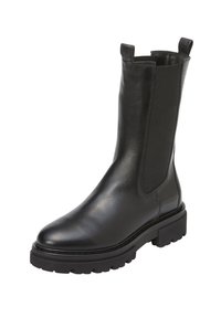 Schwarze Leder-Ankle-Boots mit elastischen Seiteneinsätzen, Zuglaschen und dicker Profilsohle, vor einem weißen Hintergrund gezeigt.