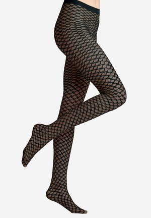 Übereinandergeschlagene Beine am Knie, bekleidet mit schwarzen, gemusterten, transparenten Strumpfhosen mit geometrischen Diamantformen vor einfachem Hintergrund.