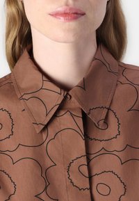 Marimekko STANDARDI PIIRTO UNIKKO  - Button-down blouse - dark brown\black