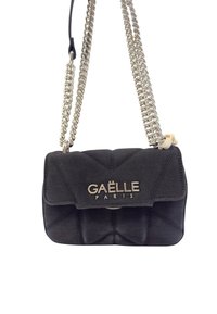 Borsa a tracolla nera in pelle trapuntata con tracolla in catena argento e logo dorato "GAËLLE PARIS" sulla patta anteriore. Design compatto.