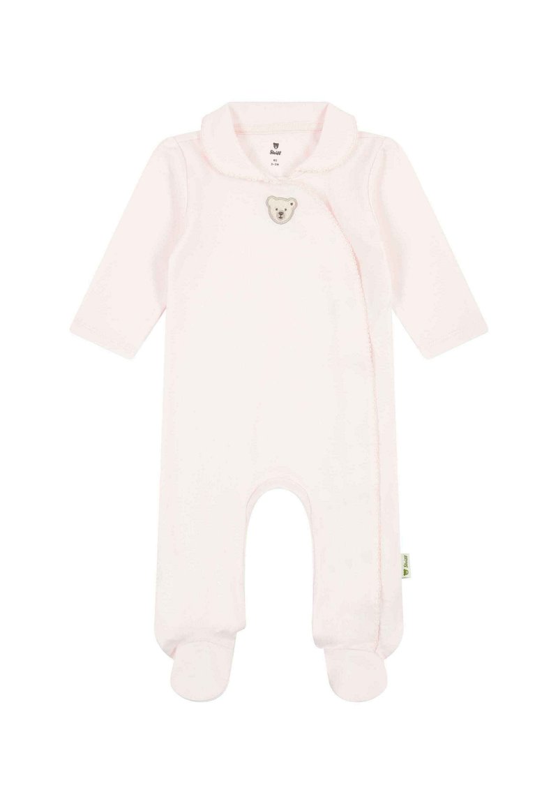 Un vêtement de bébé rose pâle en tissu doux, à manches longues, avec un design botté, des fermetures à pression et un motif de visage d'ours sur la poitrine.