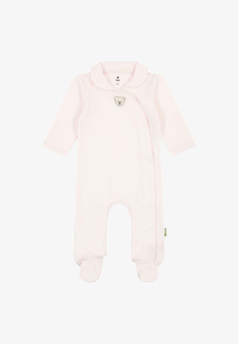 Un vêtement de bébé rose pâle en tissu doux, à manches longues, avec un design botté, des fermetures à pression et un motif de visage d'ours sur la poitrine.