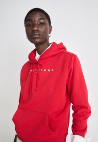 Tommy Jeans LINEAR HOODIE - Felpa - red hot