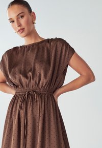 WILLA CAROL MIDI - Freizeitkleid - tan based dot