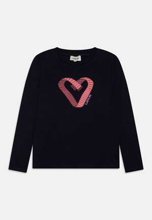 Camiseta negra de manga larga con cuello redondo, que presenta un diseño de corazón en zigzag rojo y rosa y el texto "LANVIN" en el pecho.
