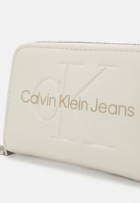Calvin Klein Jeans SCULPTED ZIP AROUND - Piniginė - eggshell