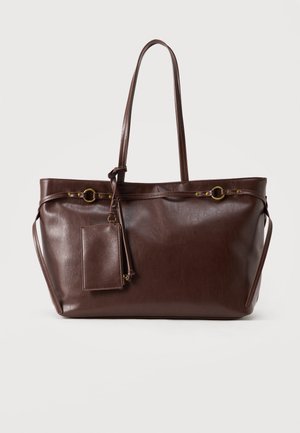 Sac cabas en cuir marron foncé avec deux longues anses, anneaux décoratifs en or, et pochette rectangulaire attachée avec fermeture éclair.