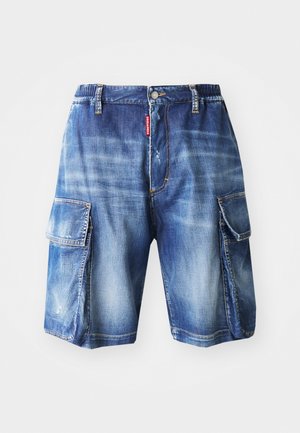 Shorts cargo in denim con una vestibilità rilassata, lavaggio azzurro chiaro, due grandi tasche laterali e dettagli leggermente sdruciti, con vita elastica.