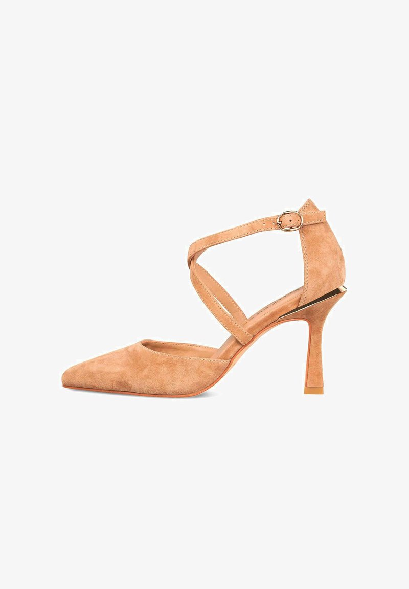 Beige Wildleder High Heels mit spitzem Zehenbereich und Knöchelriemen, ausgestattet mit einem goldfarbenen Akzent auf dem Absatz und überkreuzten Riemen für zusätzliche Details.