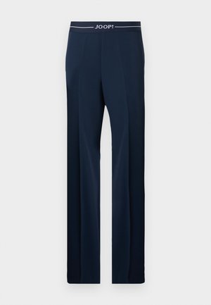 Pantaloni drepti bleumarin cu talie elastică pe care este inscripționat textul „JOOP!” în alb.