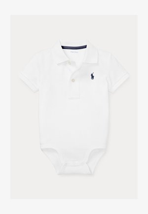 Bílý polo bodysuit vyrobený z bavlny, s krátkým rukávem, zapínáním na tři knoflíky a na hrudi s nášivkou námořnické poníka.
