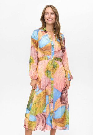 Robe chemise multicolore à manches longues avec un devant boutonné, ornée d'un motif floral dans des teintes pastel de rose, bleu, vert et orange.