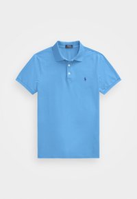 Jasnoniebieska koszulka polo wykonana z bawełny, z kołnierzykiem, trzema guzikami i małym fioletowym logo na lewej piersi. Krótkie rękawy.