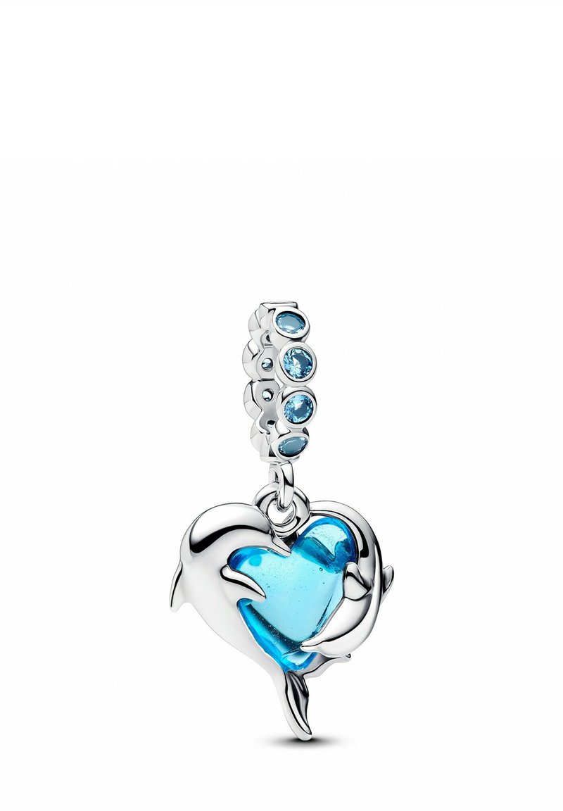 Ciondolo a forma di delfino in argento con un centro in vetro blu a forma di cuore, abbellito con gemme blu chiaro sulla parte superiore. Finitura lucida e liscia.