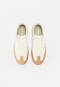 Sneaker bianche e beige in materiale scamosciato e tessile, con design lace-up, punta tonda e suola in gomma. Branding dorato "REPLAY" sulla soletta.