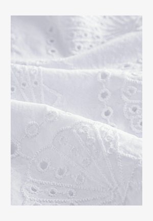 Weißer bestickter Stoff mit kunstvollen floralen Mustern und Lochstickerei. Sanfte Textur mit einem glatten, leichten Erscheinungsbild.