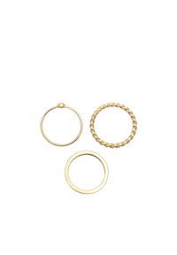Set di tre anelli d'oro: un band liscio con una parte superiore rotonda, un design attorcigliato e un anello rotondo sottile. Tutti gli anelli hanno una finitura lucida.
