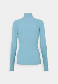 Jasnoniebieski, prążkowany sweter na szyję z długimi rękawami i dopasowanym krojem. Posiada wysoki kołnierz i teksturowany materiał.