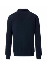 Mørkeblå pullover med lange ærmer, ribbede manschetter og krave. Glat tekstur med en ensfarvet farve og ingen synlige mønstre eller accenter.
