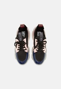 Paire de baskets noires, bleu marine et roses avec des semelles épaisses translucides et des languettes noires siglées "MOSCHINO", vue de dessus.