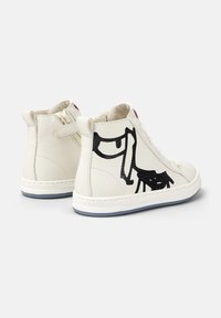 Witte leren high-top sneakers met zwart lijntekening ontwerp, ronde neus, vetersluiting en rubberen zool met een contrasterende accent.