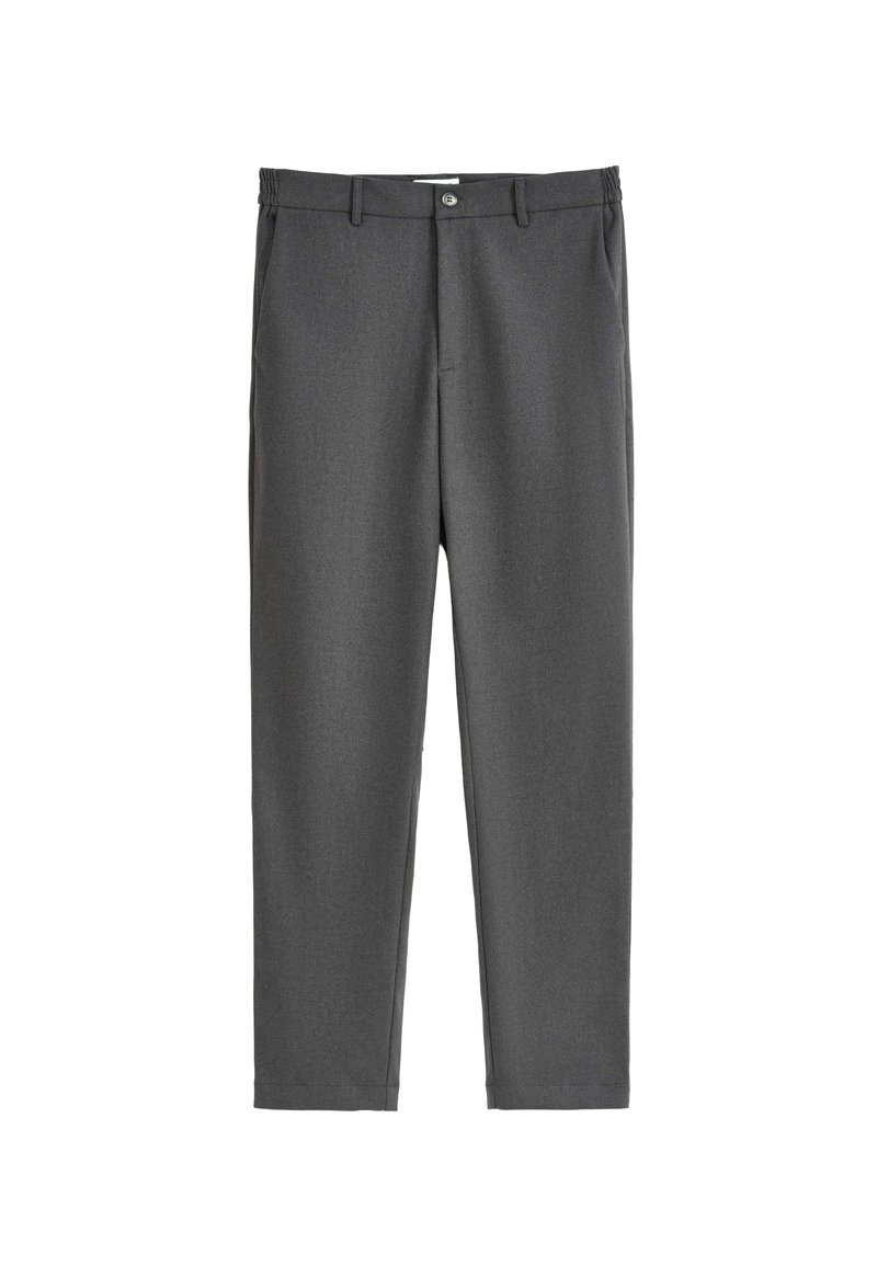 Pantalon gris avec une finition texturée, présentant un design à jambe droite, une taille avec passants de ceinture et une fermeture à un seul bouton.
