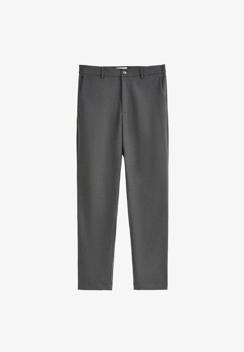 Pantalon gris avec une finition texturée, présentant un design à jambe droite, une taille avec passants de ceinture et une fermeture à un seul bouton.
