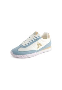Sneakers azzurri e bianchi con design in suede e pelle. Presentano lacci bianchi e suola in gomma testurizzata. Dettaglio del logo dorato sul lato.