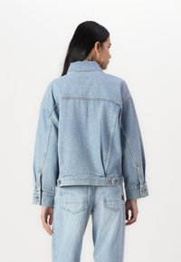 Abercrombie & Fitch Oversized Distressed Denim Trucker Jacket - Giacca di jeans - light