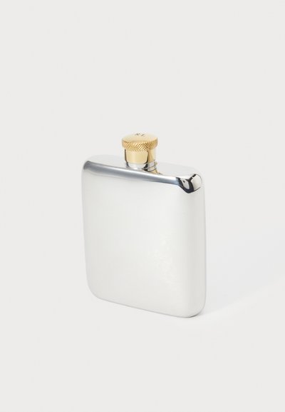 Stalowa nierdzewna piersiówka z polerowanym, srebrnym wykończeniem, o kwadratowym kształcie i teksturowaną złotą zakrętką. Posiada gładką, refleksyjną powierzchnię.