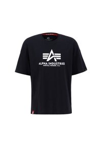 Melna kokvilnas T-krekls ar apaļu kakla izgriezumu, kas priekšpusē ir apdrukāts ar baltu logo un tekstu "ALPHA INDUSTRIES". Vienkāršs, brīvs piegriezums.