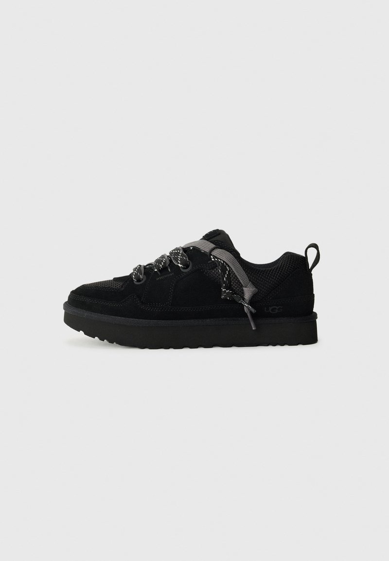 Sneaker neri con tomaia testurizzata in mesh e suede, punta rotonda, suola spessa nera e lacci regolabili per una vestibilità sicura.