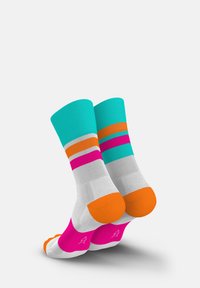 Bunte Socken mit einem türkisfarbenen Bündchen, orange und rosa Streifen, einem weißen Fußteil und einer orangenen Zehenpartie. Hergestellt aus texturiertem Stoff für zusätzlichen Komfort.