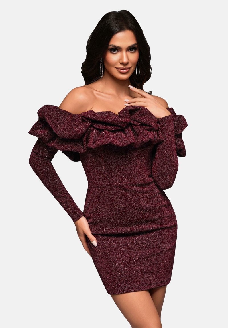 Axelklädd burgundy klänning med volangkrage, långa ärmar och figurnära siluett. Tillverkad av textilerad, glittrande tyg.