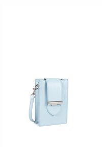 Borsa a tracolla di pelle blu chiaro con chiusura a patta, hardware in argento e tracolla removibile, caratterizzata da una texture liscia e forma rettangolare.