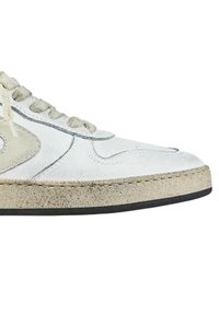 Sneaker in pelle bianca con accenti grigi, suola in gomma beige testurizzata e lacci piatti. Presenta dettagli di cucitura e una punta arrotondata.