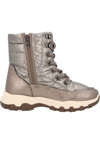 Botines metálicos de bronce con parte superior acolchada, cremallera lateral, punta redonda y suela texturizada para mayor agarre. El sistema de cordones mejora el ajuste.