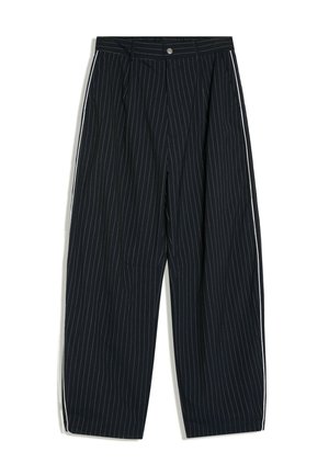 Pantalon large à fines rayures noires avec bandes blanches sur les côtés et fermeture par bouton à la taille.